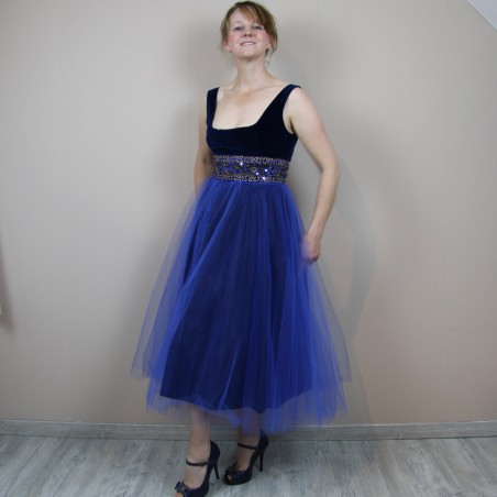Robe de tulle bleu marine faite main, luxueuse, idéale pour mariages et événements formels.