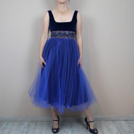 Broderie couture faite à la main avec perles, tubes et motifs floraux sur tissu bleu.