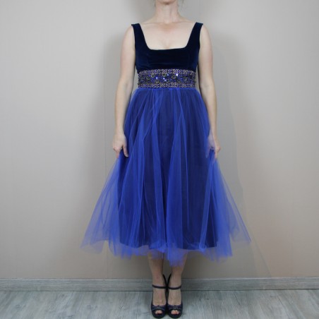Robe couture bleu marine sans manches avec encolure arrondie et jupe en tulle superposée.