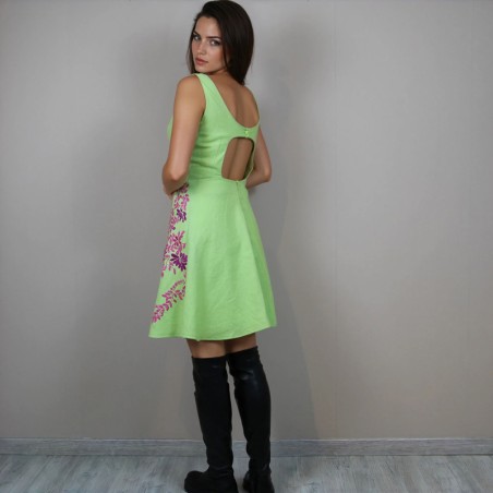 Robe courte en lin vert brodée main, style bohème, sans manches avec dos nu élégant.