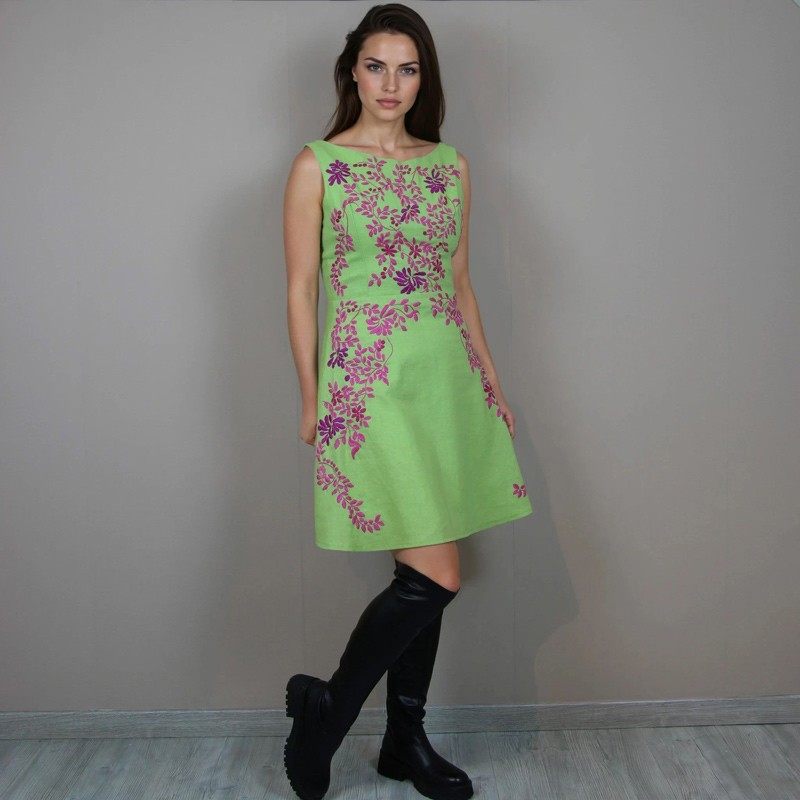 Robe d’été courte en lin naturel, broderie artisanale, coupe sans manches et dos ouvert.