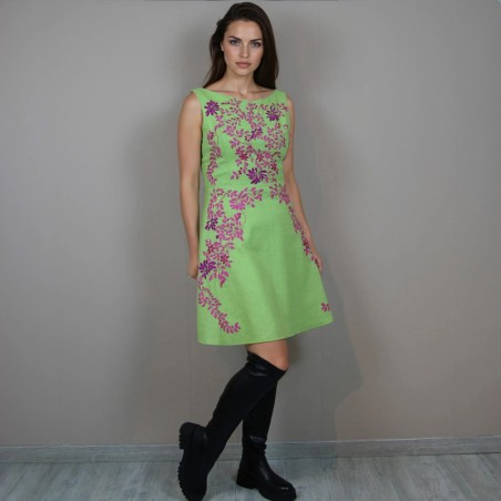 Robe d’été courte en lin naturel, broderie artisanale, coupe sans manches et dos ouvert.