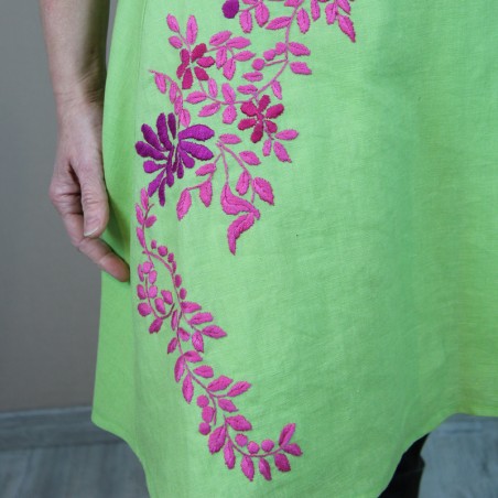 Zoom sur la broderie de la Robe courte artisanale en lin naturel
