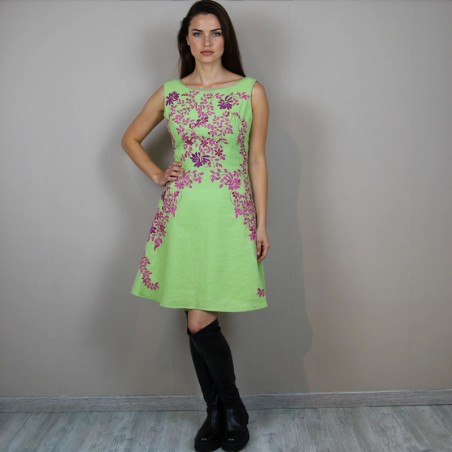 Robe courte en lin brodée à la main, sans manches, avec dos nu, fabrication artisanale française.