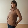Model porte blouse col roulé faite main en jersey marron