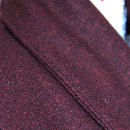 zoom sur le tissu de la veste bordeaux