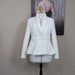Veste raffinée en laine ivoire, portée sur un mannequin, faite sur mesure en France