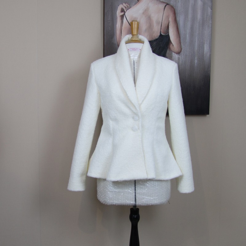 Veste raffinée en laine ivoire, portée sur un mannequin, faite sur mesure en France