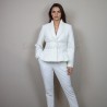 Veste en laine ivoire aux lignes structurées, polyvalente pour le jour ou le mariage.