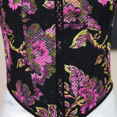 Détail du bâti et des coutures de fabrication artisanale à l’intérieur du corset.