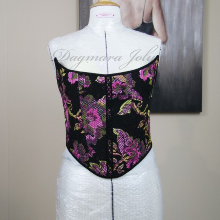 Profil latéral montrant comment le corset affine la taille et met en valeur la silhouette.