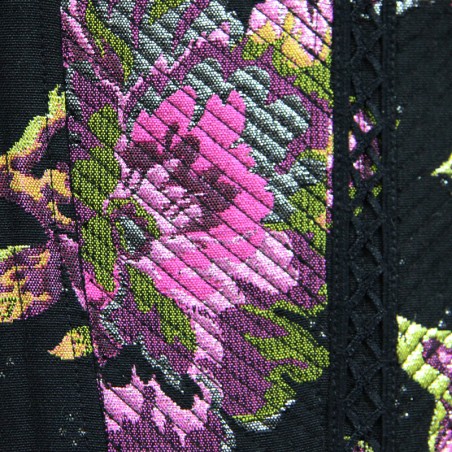 Détail du bâti et des coutures de fabrication artisanale à l’intérieur du corset.