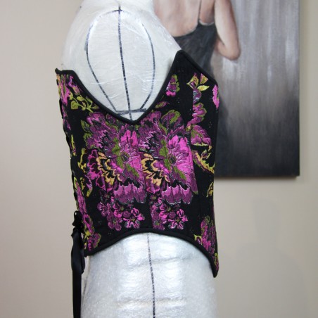 Vue de la côté de la tenue avec corset