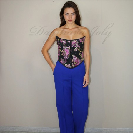 Modèle portant le corset avec une jupe de soirée fluide, parfait pour un look victorien moderne.