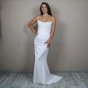 Corset de mariée magnifiquement orné de pierres scintillantes , fait sur mesure