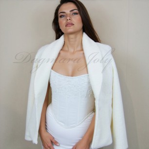 Modèle portant le corset avec une jupe de mariée fluide et la veste ivoire