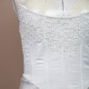 Vue devant du ornement de pierres scintillantes sur corset de mariée, fait sur mesure