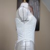 Profil du cote montrant comment le corset affine la taille et met en valeur la silhouette.