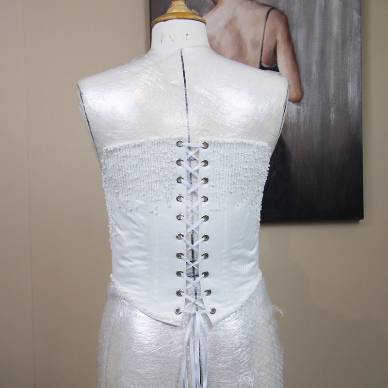 Vue arrière du corset mettant en valeur le laçage réglable et la coupe structurée.