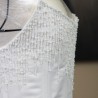 Gros plan du ornement de pierres scintillantes sur corset de mariée, fait sur mesure