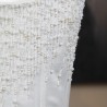 zoom sur le details du ornement de pierres scintillantes sur corset de mariée, fait sur mesure