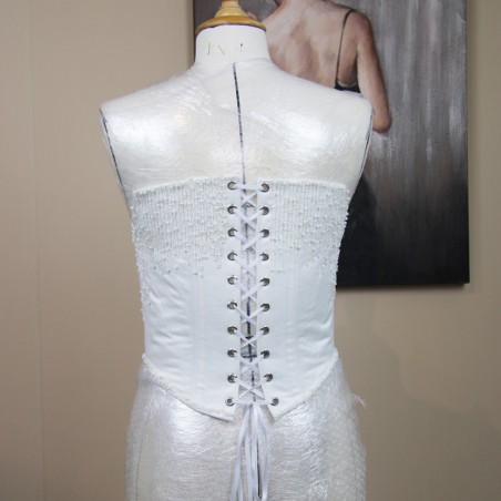 Vue arrière du corset mettant en valeur le laçage réglable et la coupe structurée.