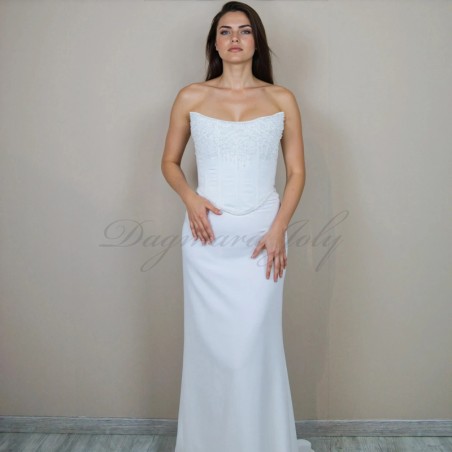 Modèle portant le corset de mariée orné de pierres scintillantes avec la jupe avec traîne subtile ajoutent de mouvement élégant