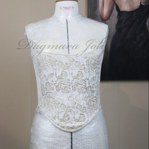 Vue de profil de la silhouette du corset , fait sur mesure en France