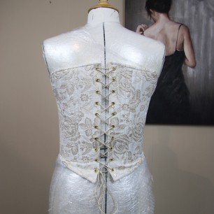 Gros plan du dos du corset avec fermeture à lacets