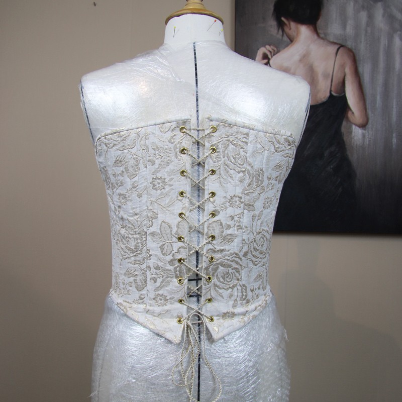 Gros plan du dos du corset avec fermeture à lacets