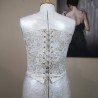 Gros plan du dos du corset avec fermeture à lacets