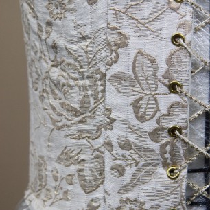 Zoom sur le tissu d'un corset de mariée fait sur mesure