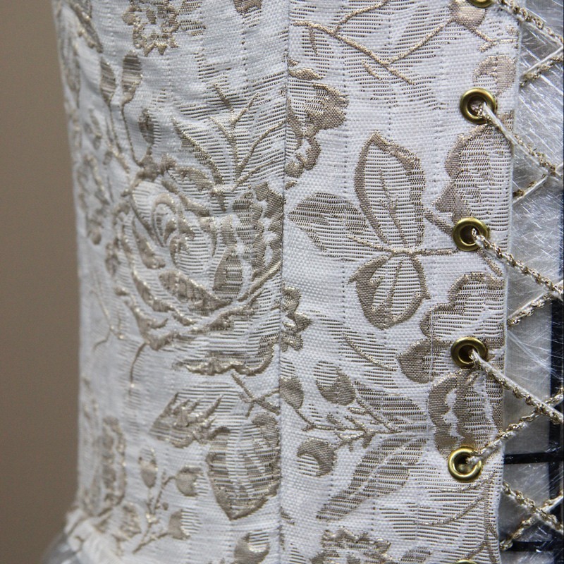 Zoom sur le tissu d'un corset de mariée fait sur mesure