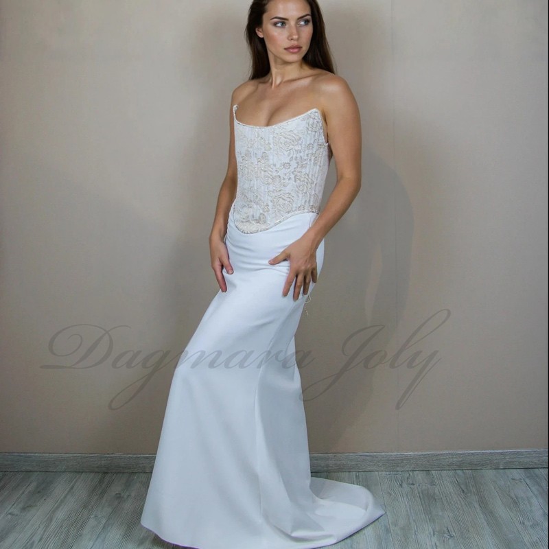 Vue de face du corset fait main avec fermeture à lacets et jupe longue en crêpe, ensemble de mariage deux pièces