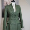 Veste blazer femme en tweed vert forêt sur mesure, col châle et coupe cintrée évasée
