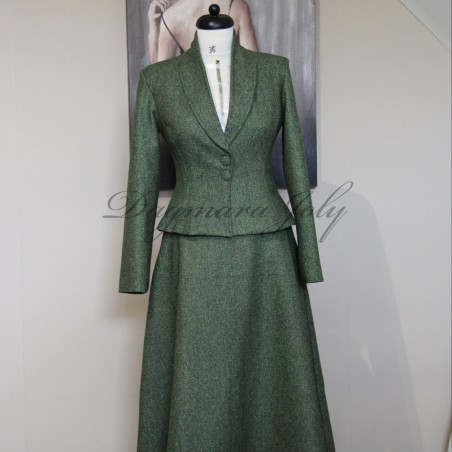 Tailleur femme chic en tweed vert forêt, taille ajustée et design évasé