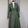 Tailleur femme chic en tweed vert forêt, taille ajustée et design évasé
