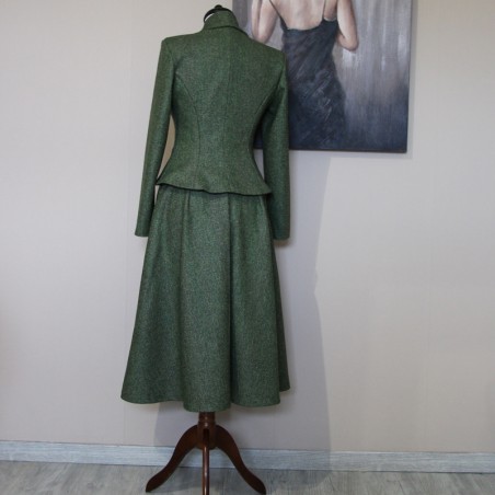 Tailleur féminin sur mesure en tweed vert, silhouette cintrée et légèrement évasée