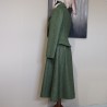 Tailleur en tweed vert profond, coupe cintrée avec bas évasé et finition artisanale, avec jupe midi