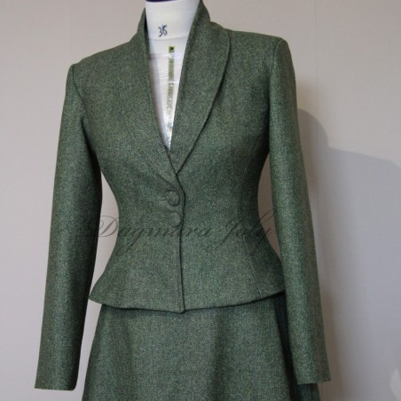 Tailleur jupe mi-longue élégante en tweed vert forêt, col châle et taille marquée évasée