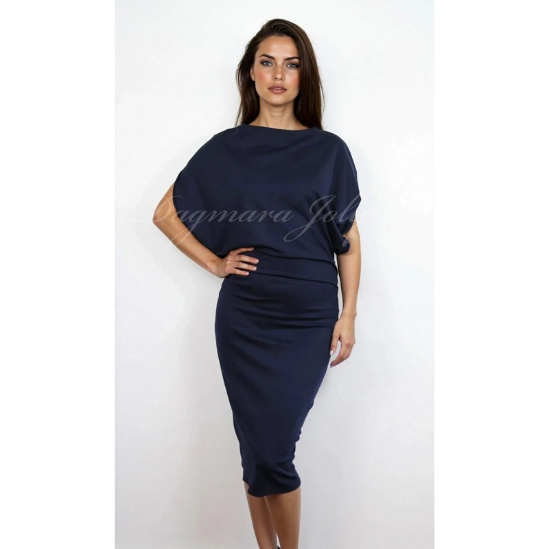 Model porte une robe moulante mi-longue faite sur mesure