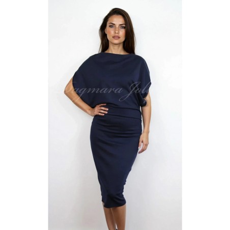 Model porte une robe moulante mi-longue faite sur mesure