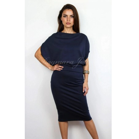 Haut oversize confortable associé à une jupe midi élégante.