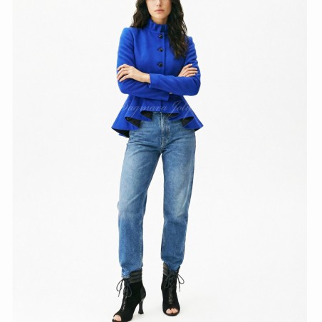 Tenue de soirée chic avec veste structurée bleu royal