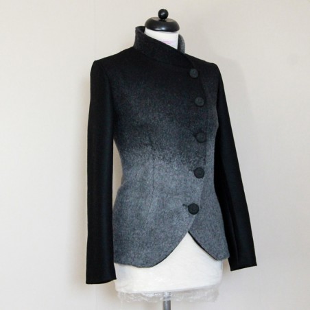 Veste asymétrique en laine noir et gris vue de face