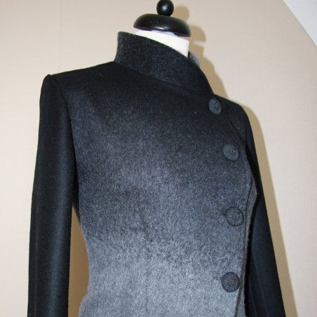 Gros plan sur les boutons noirs à motif floral