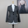 Blazer long noir et gris fait main sur mannequin