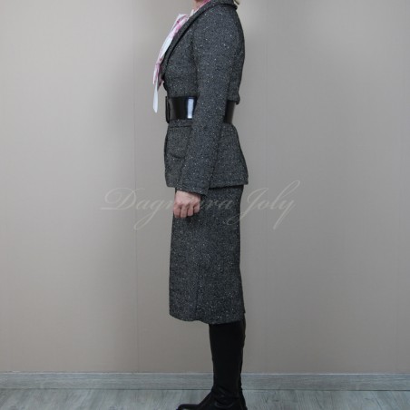 Vue latérale d'une Veste femme d'affaires pour réunions et événements formelles