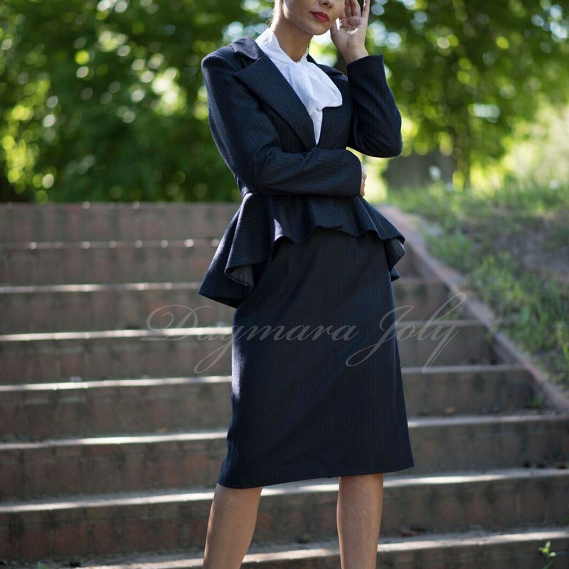 Tailleur jupe au dessous du genou, blazer à basque asymétrique , confection sur mesure