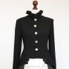 Veste féminine moderne noire au design architectural